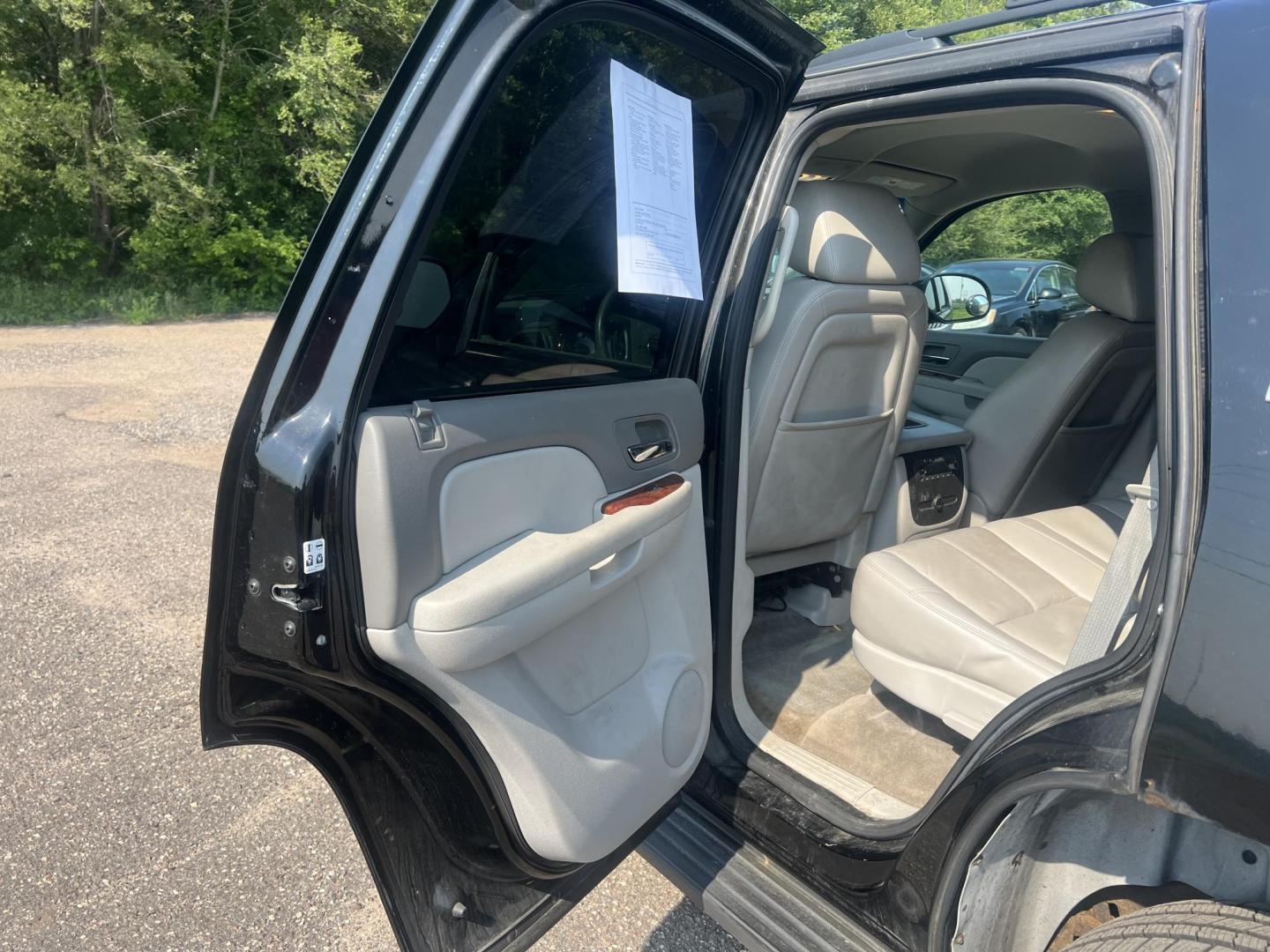 2011 Chevrolet Tahoe LT 4WD (1GNSKBE0XBR) with an 5.3L V8 OHV 16V FFV engine, 6-Speed Automatic transmission, located at 17255 hwy 65 NE, Ham Lake, MN, 55304, 0.000000, 0.000000 - Photo#11