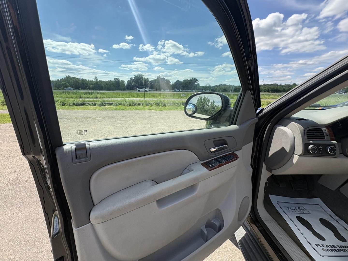 2011 Chevrolet Tahoe LT 4WD (1GNSKBE0XBR) with an 5.3L V8 OHV 16V FFV engine, 6-Speed Automatic transmission, located at 17255 hwy 65 NE, Ham Lake, MN, 55304, 0.000000, 0.000000- Photo#8