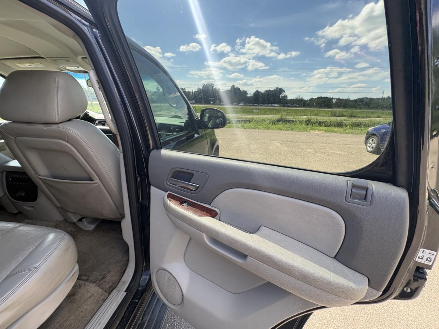 2011 Chevrolet Tahoe LT 4WD (1GNSKBE0XBR) with an 5.3L V8 OHV 16V FFV engine, 6-Speed Automatic transmission, located at 17255 hwy 65 NE, Ham Lake, MN, 55304, 0.000000, 0.000000- Photo#12