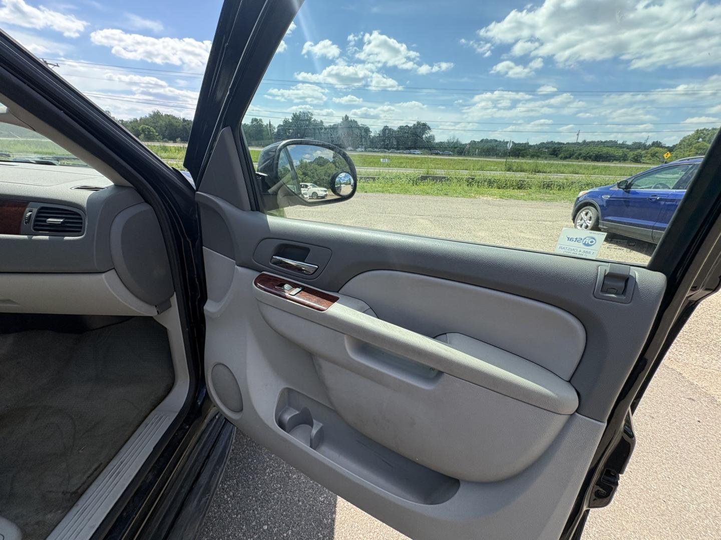 2011 Chevrolet Tahoe LT 4WD (1GNSKBE0XBR) with an 5.3L V8 OHV 16V FFV engine, 6-Speed Automatic transmission, located at 17255 hwy 65 NE, Ham Lake, MN, 55304, 0.000000, 0.000000- Photo#14