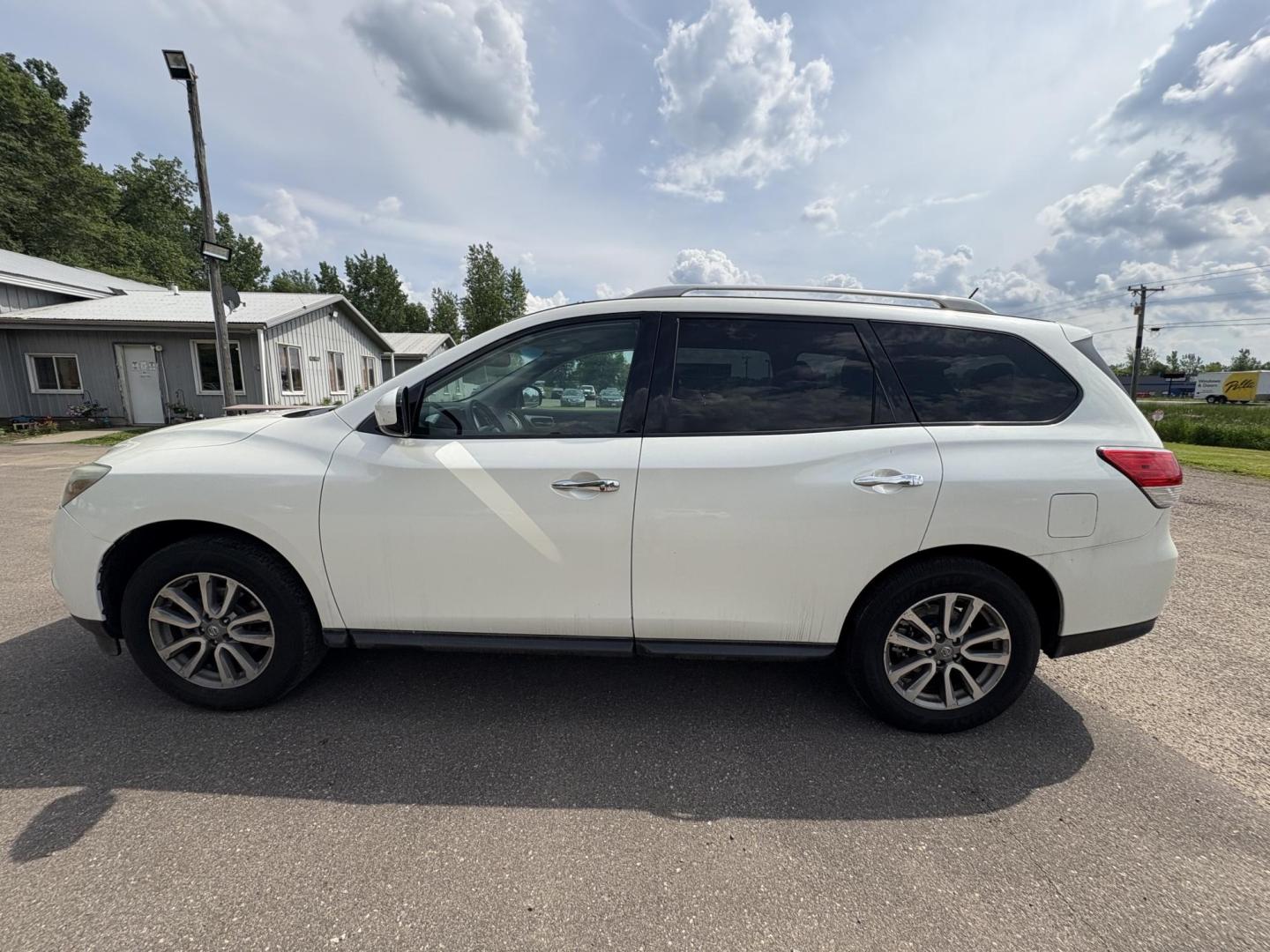 2016 Nissan Pathfinder SL 4WD (5N1AR2MM4GC) with an 3.5L V6 DOHC 24V engine, CVT transmission, located at 17255 hwy 65 NE, Ham Lake, MN, 55304, 0.000000, 0.000000 - Photo#1