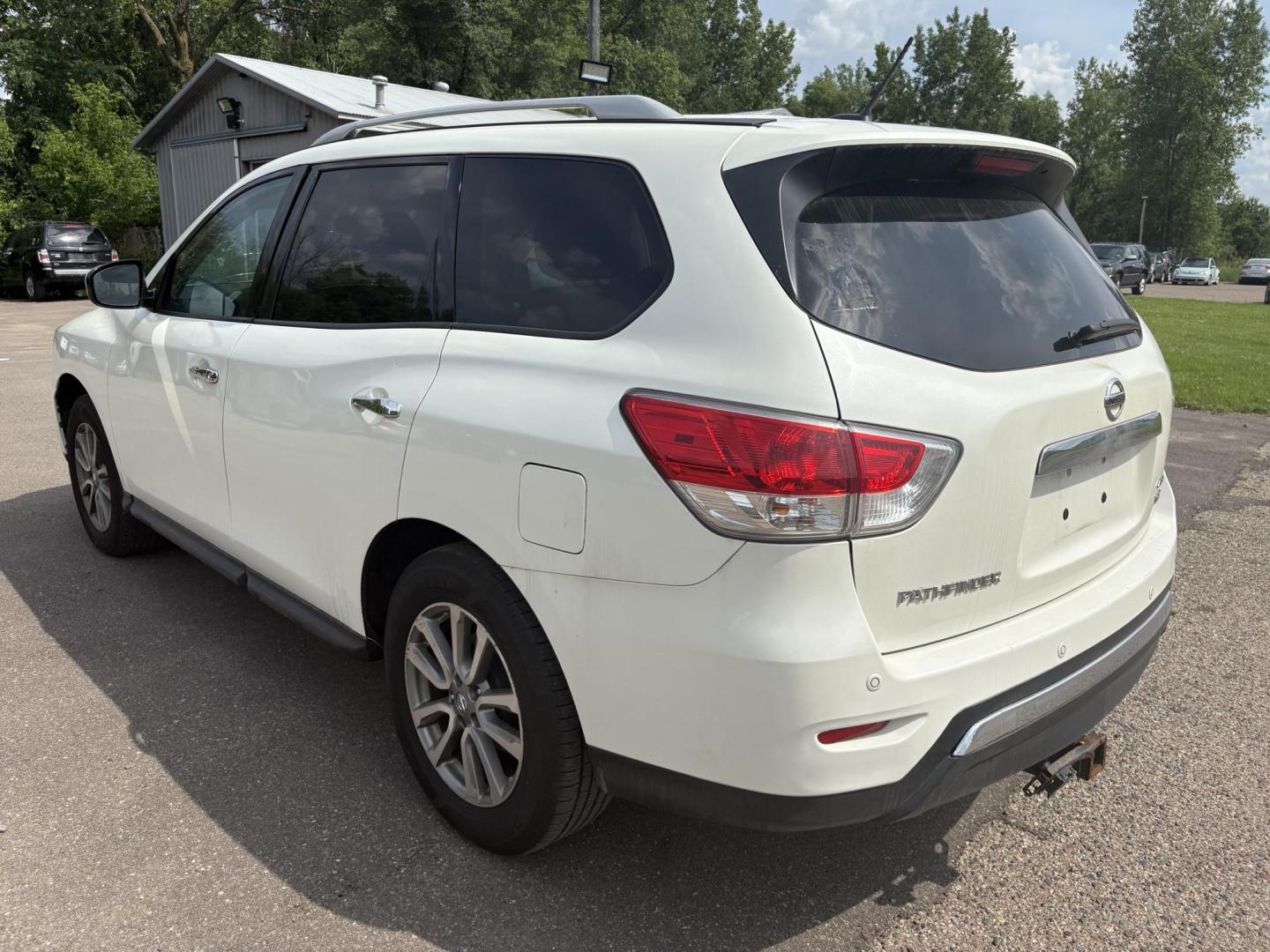2016 Nissan Pathfinder SL 4WD (5N1AR2MM4GC) with an 3.5L V6 DOHC 24V engine, CVT transmission, located at 17255 hwy 65 NE, Ham Lake, MN, 55304, 0.000000, 0.000000 - Photo#2