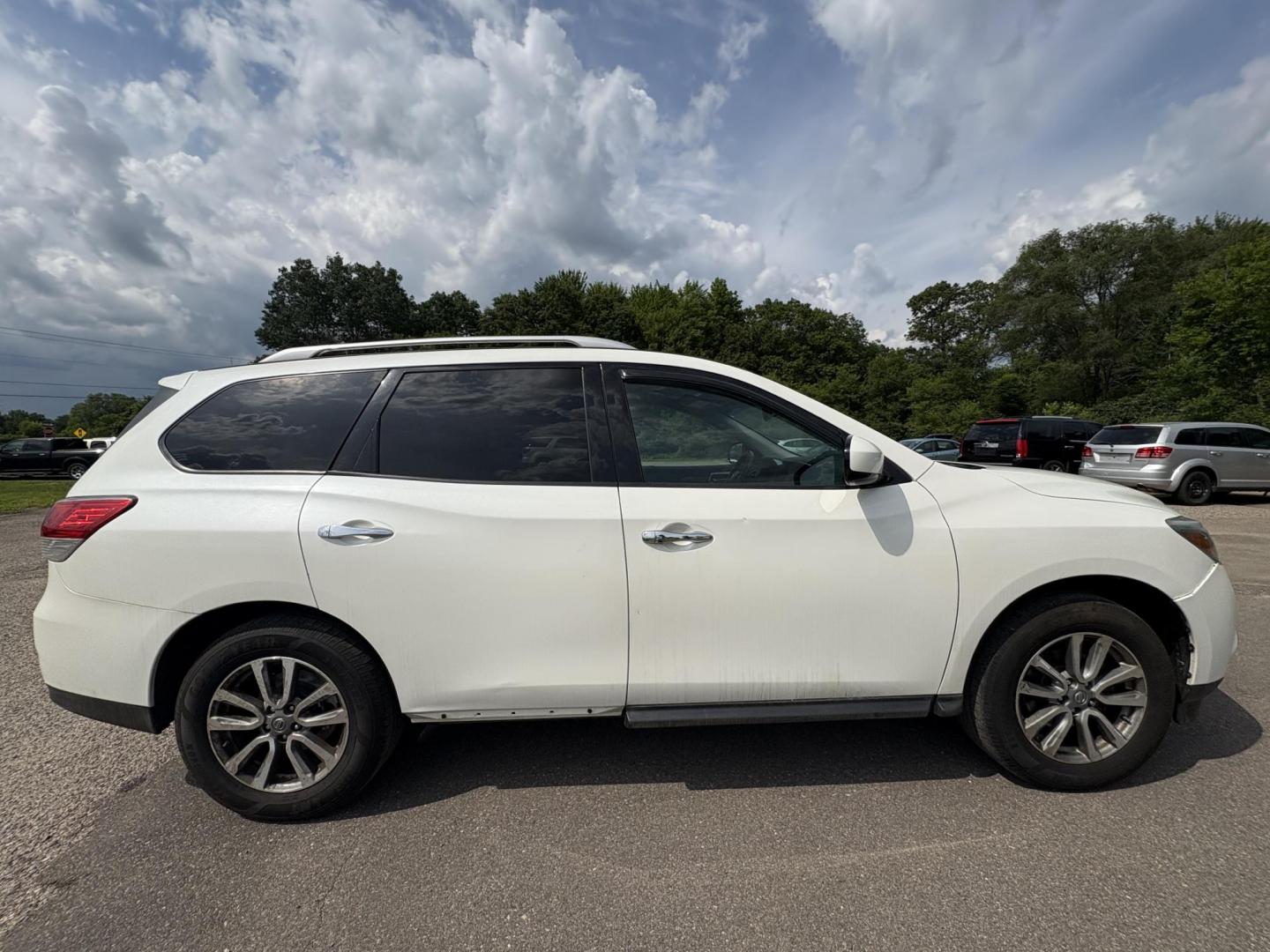 2016 Nissan Pathfinder SL 4WD (5N1AR2MM4GC) with an 3.5L V6 DOHC 24V engine, CVT transmission, located at 17255 hwy 65 NE, Ham Lake, MN, 55304, 0.000000, 0.000000 - Photo#5