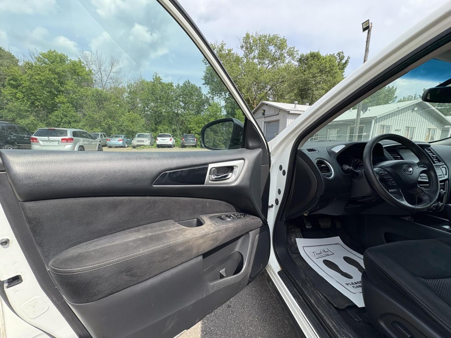 2016 Nissan Pathfinder SL 4WD (5N1AR2MM4GC) with an 3.5L V6 DOHC 24V engine, CVT transmission, located at 17255 hwy 65 NE, Ham Lake, MN, 55304, 0.000000, 0.000000 - Photo#8