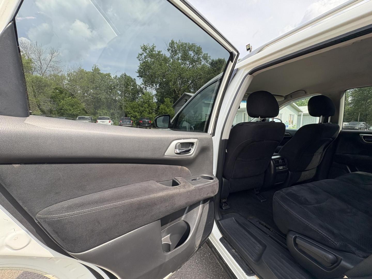 2016 Nissan Pathfinder SL 4WD (5N1AR2MM4GC) with an 3.5L V6 DOHC 24V engine, CVT transmission, located at 17255 hwy 65 NE, Ham Lake, MN, 55304, 0.000000, 0.000000 - Photo#10