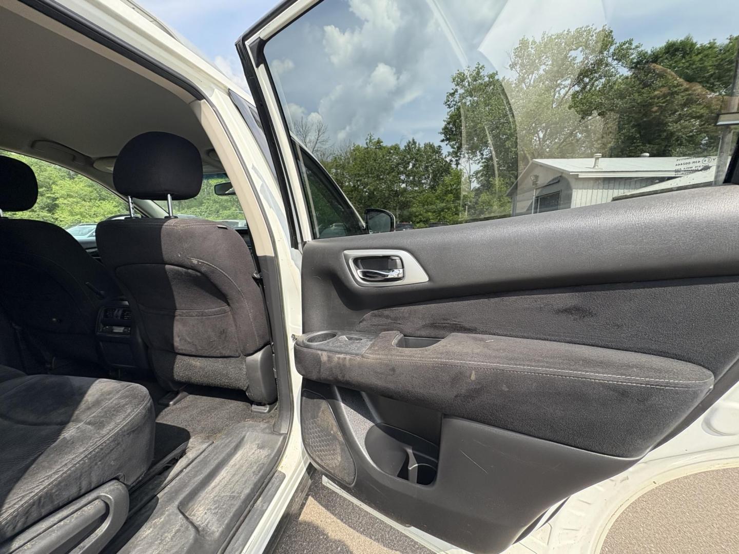 2016 Nissan Pathfinder SL 4WD (5N1AR2MM4GC) with an 3.5L V6 DOHC 24V engine, CVT transmission, located at 17255 hwy 65 NE, Ham Lake, MN, 55304, 0.000000, 0.000000 - Photo#12