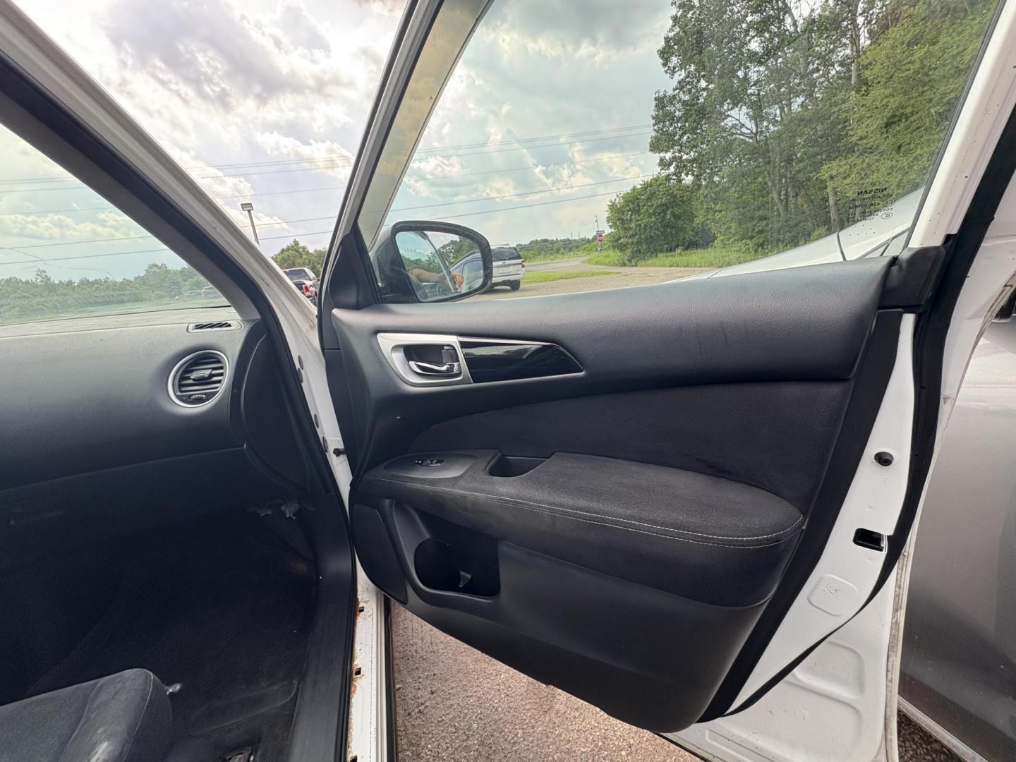 2016 Nissan Pathfinder SL 4WD (5N1AR2MM4GC) with an 3.5L V6 DOHC 24V engine, CVT transmission, located at 17255 hwy 65 NE, Ham Lake, MN, 55304, 0.000000, 0.000000 - Photo#14