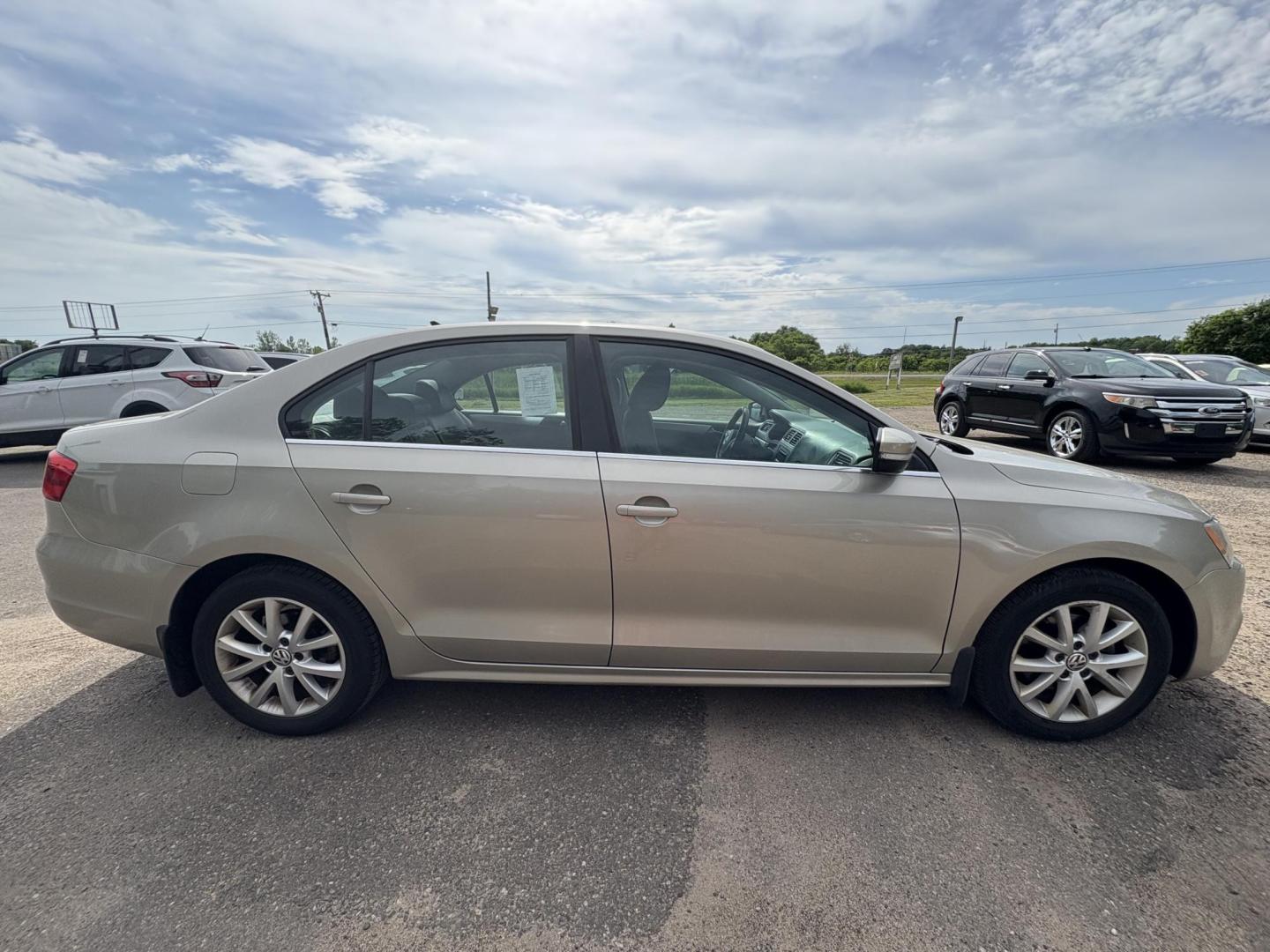 2013 Volkswagen Jetta SE (3VWDX7AJ1DM) with an 2.5L L5 DOHC 20V engine, located at 17255 hwy 65 NE, Ham Lake, MN, 55304, 0.000000, 0.000000 - Photo#5