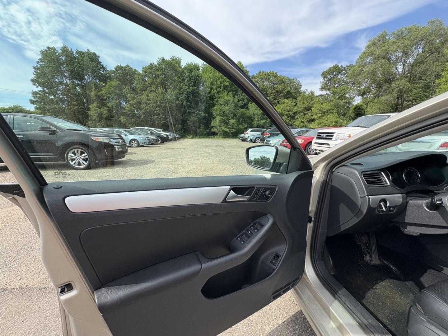 2013 Volkswagen Jetta SE (3VWDX7AJ1DM) with an 2.5L L5 DOHC 20V engine, located at 17255 hwy 65 NE, Ham Lake, MN, 55304, 0.000000, 0.000000 - Photo#8