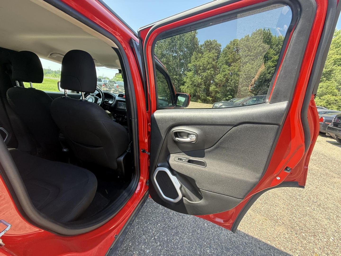 2018 Jeep Renegade Latitude 4WD (ZACCJBBB6JP) with an 2.4L L4 DOHC 16V engine, 6M transmission, located at 17255 hwy 65 NE, Ham Lake, MN, 55304, 0.000000, 0.000000 - Photo#12