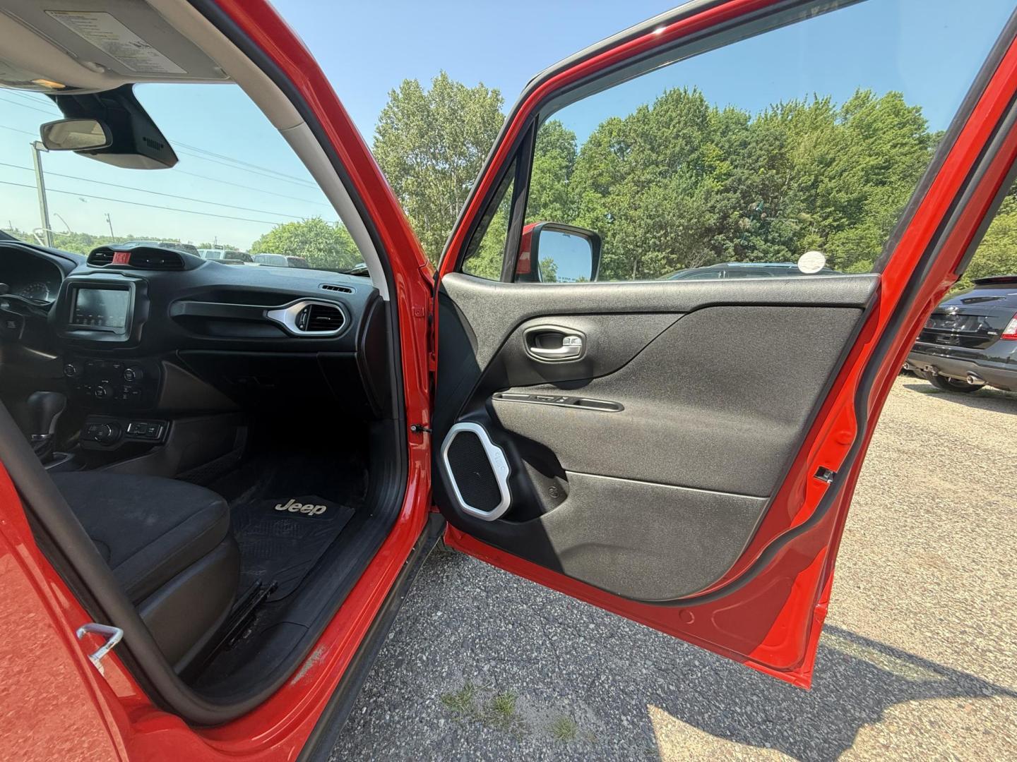 2018 Jeep Renegade Latitude 4WD (ZACCJBBB6JP) with an 2.4L L4 DOHC 16V engine, 6M transmission, located at 17255 hwy 65 NE, Ham Lake, MN, 55304, 0.000000, 0.000000 - Photo#14