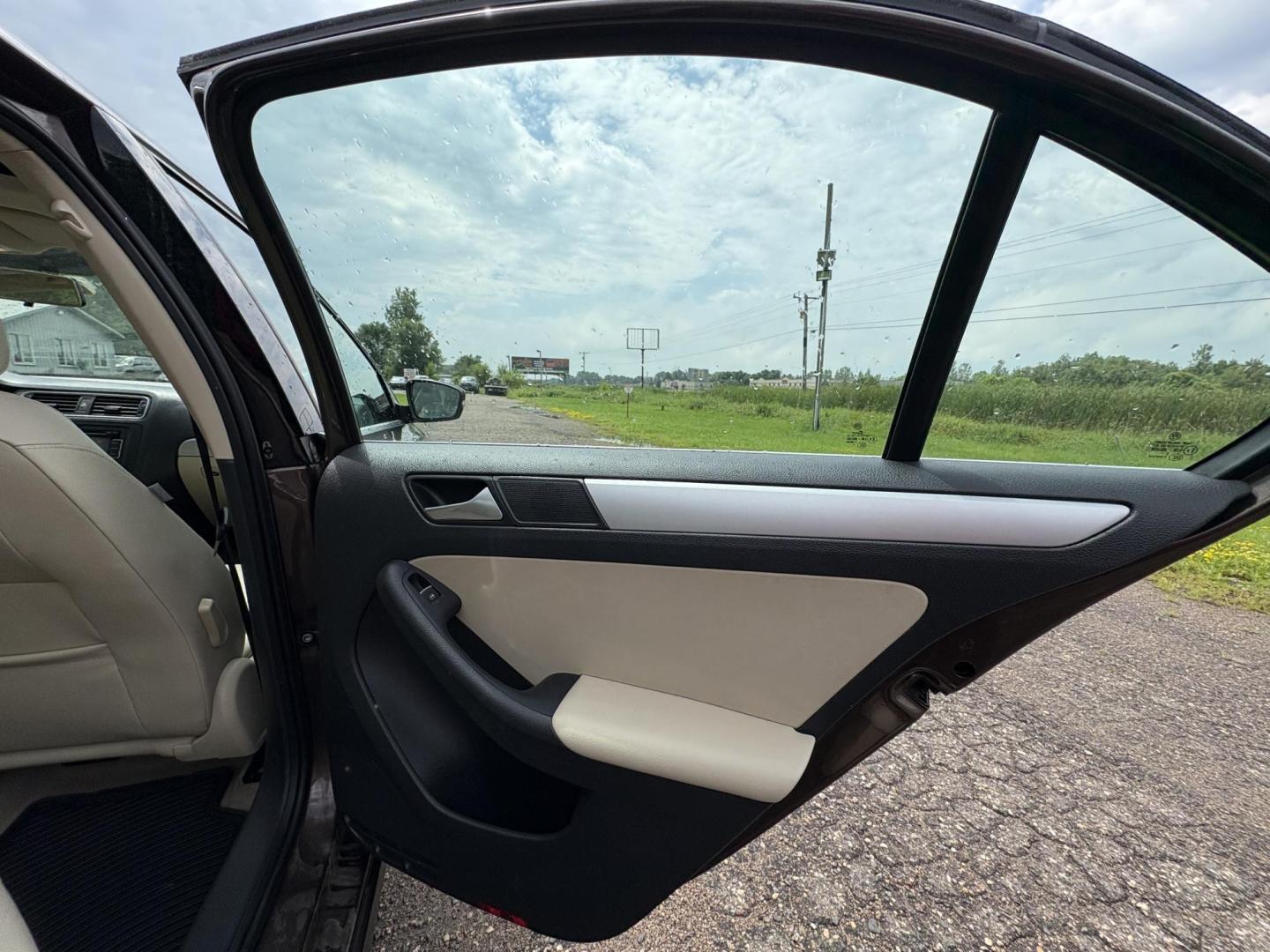 2014 Volkswagen Jetta SE (3VWD07AJ5EM) with an 1.8L L4 DOHC 20V engine, located at 17255 hwy 65 NE, Ham Lake, MN, 55304, 0.000000, 0.000000 - Photo#12