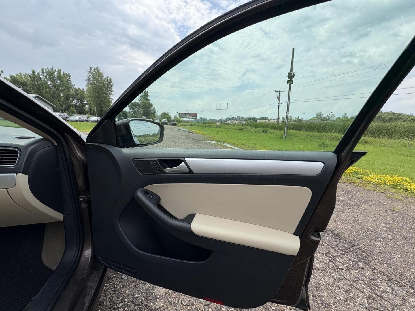 2014 Volkswagen Jetta SE (3VWD07AJ5EM) with an 1.8L L4 DOHC 20V engine, located at 17255 hwy 65 NE, Ham Lake, MN, 55304, 0.000000, 0.000000 - Photo#14