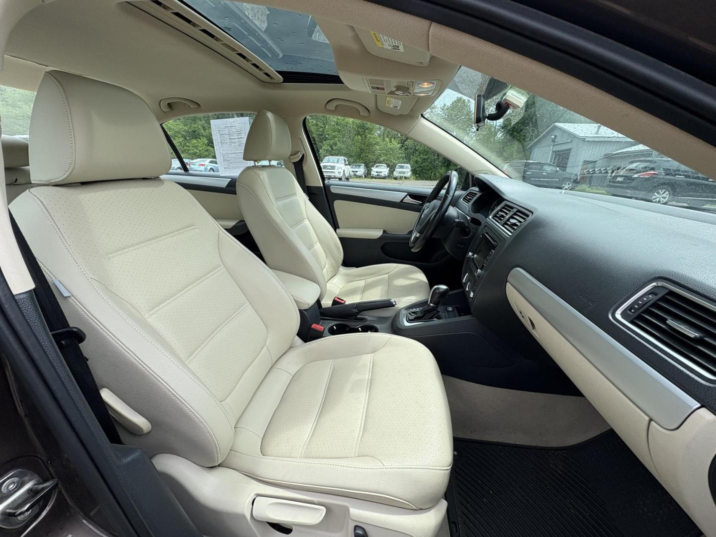 2014 Volkswagen Jetta SE (3VWD07AJ5EM) with an 1.8L L4 DOHC 20V engine, located at 17255 hwy 65 NE, Ham Lake, MN, 55304, 0.000000, 0.000000 - Photo#15