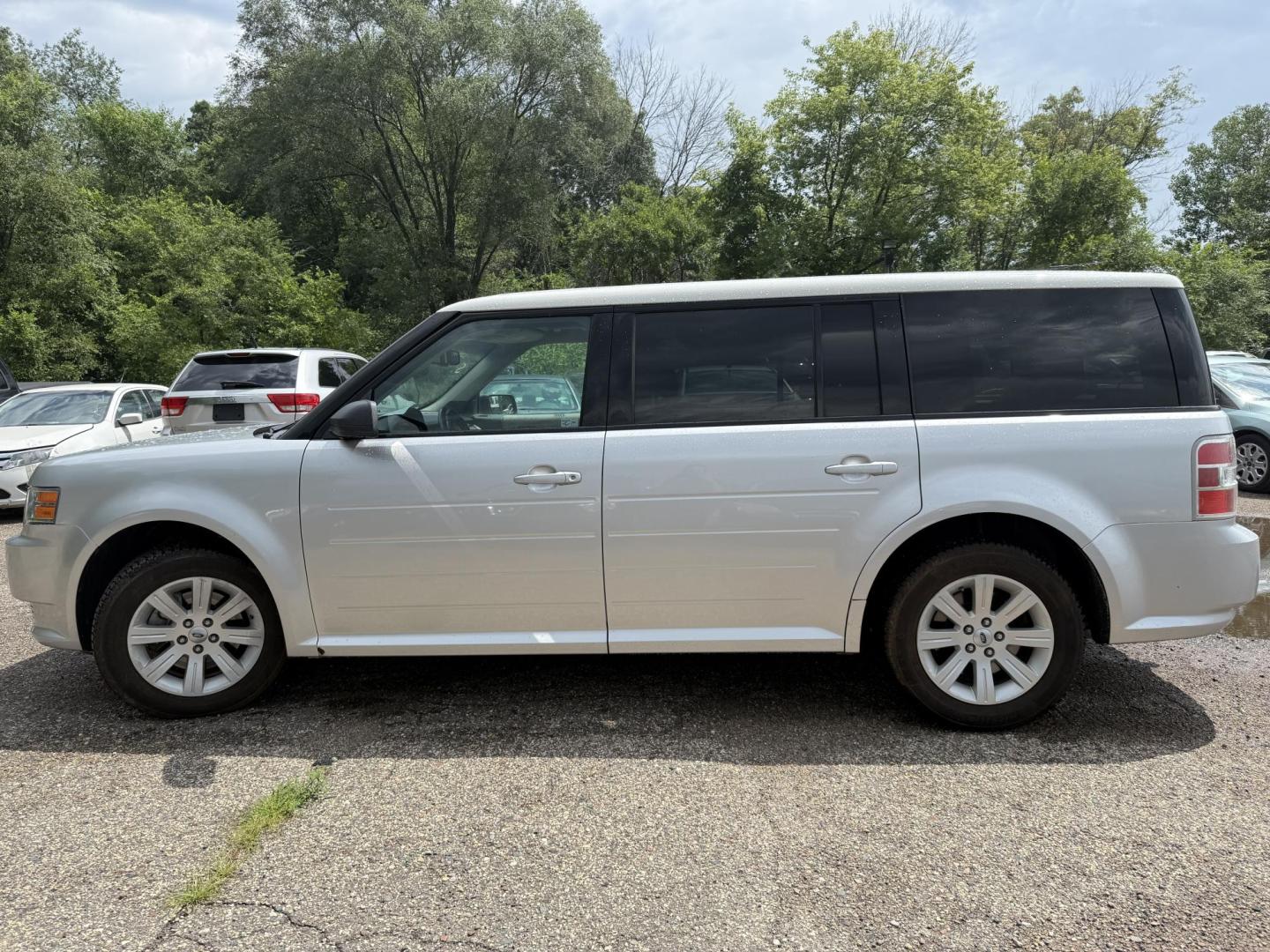 2010 Ford Flex SE FWD (2FMGK5BCXAB) with an 3.5L V6 DOHC 24V engine, 6-Speed Automatic Overdrive transmission, located at 17255 hwy 65 NE, Ham Lake, MN, 55304, 0.000000, 0.000000 - Photo#1