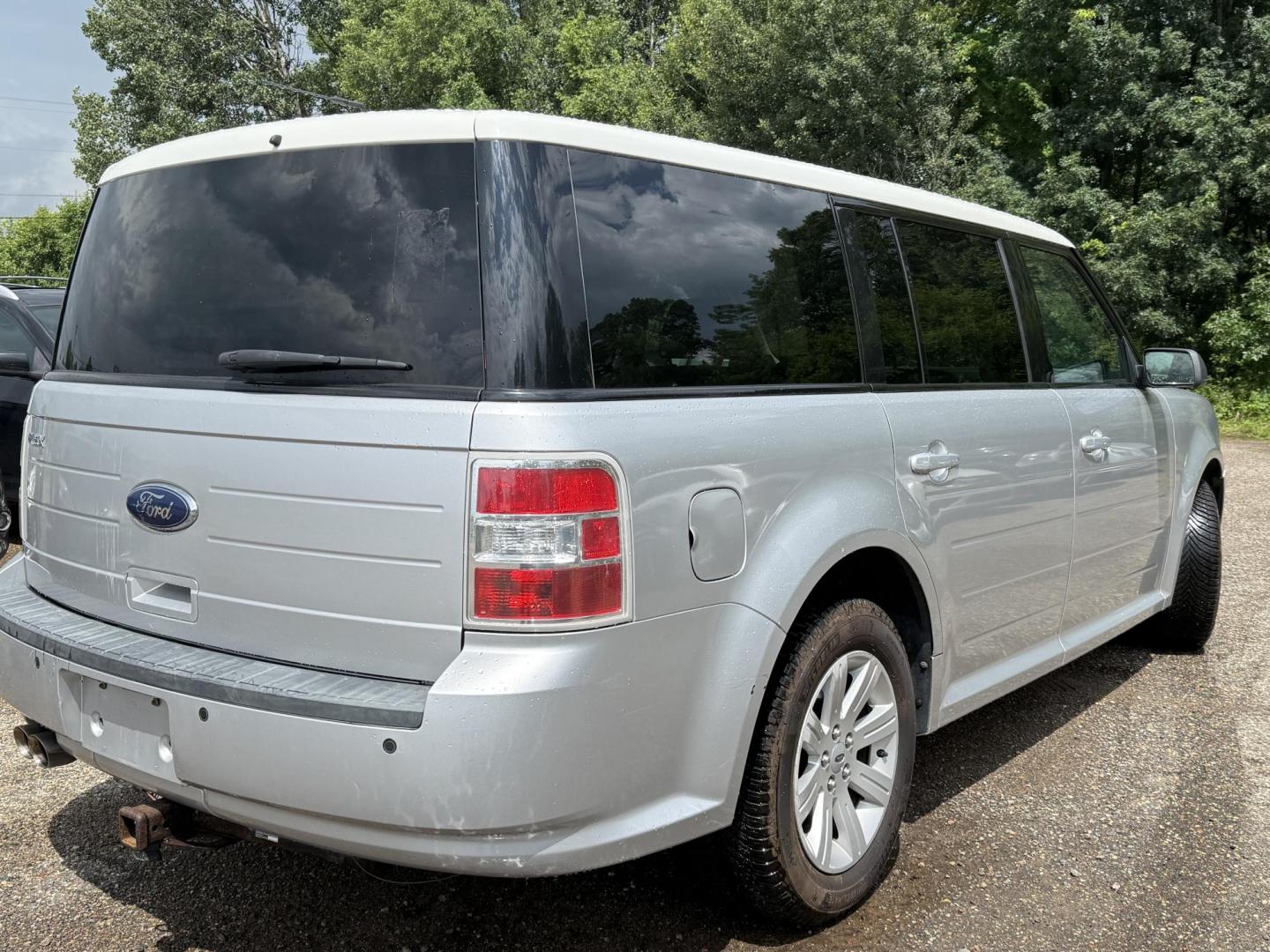 2010 Ford Flex SE FWD (2FMGK5BCXAB) with an 3.5L V6 DOHC 24V engine, 6-Speed Automatic Overdrive transmission, located at 17255 hwy 65 NE, Ham Lake, MN, 55304, 0.000000, 0.000000 - Photo#4