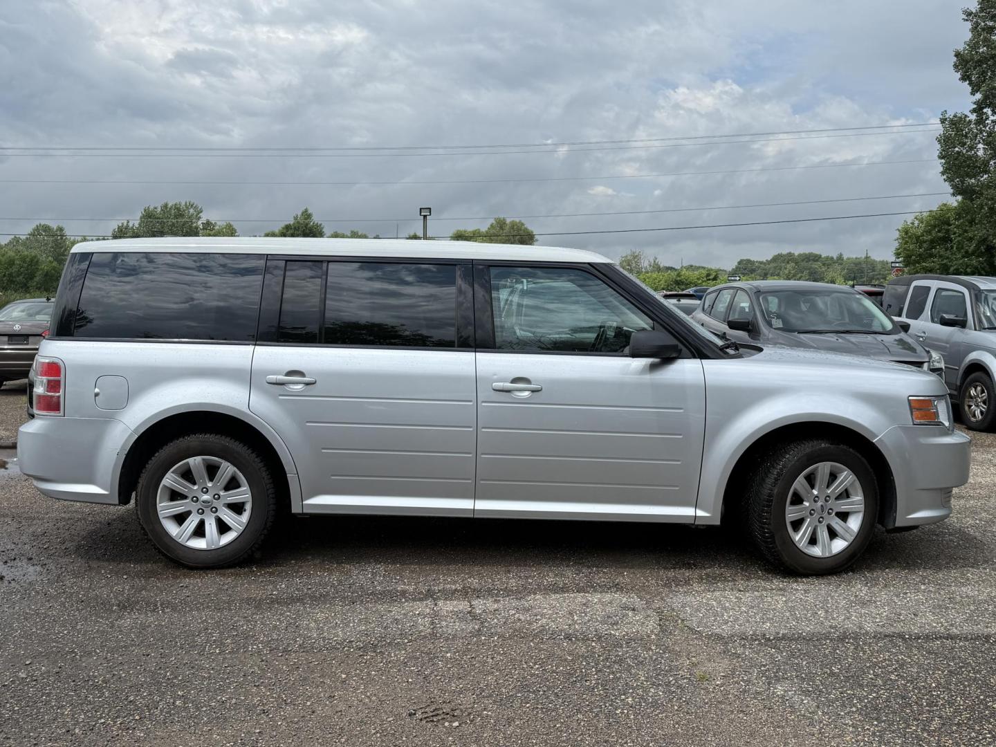 2010 Ford Flex SE FWD (2FMGK5BCXAB) with an 3.5L V6 DOHC 24V engine, 6-Speed Automatic Overdrive transmission, located at 17255 hwy 65 NE, Ham Lake, MN, 55304, 0.000000, 0.000000 - Photo#5