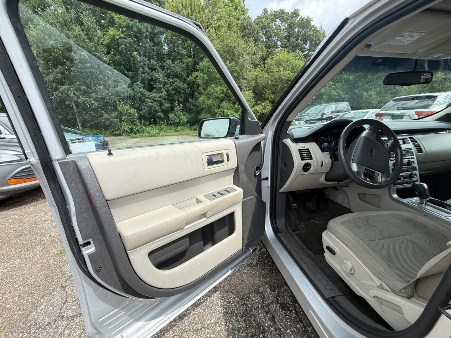 2010 Ford Flex SE FWD (2FMGK5BCXAB) with an 3.5L V6 DOHC 24V engine, 6-Speed Automatic Overdrive transmission, located at 17255 hwy 65 NE, Ham Lake, MN, 55304, 0.000000, 0.000000 - Photo#8