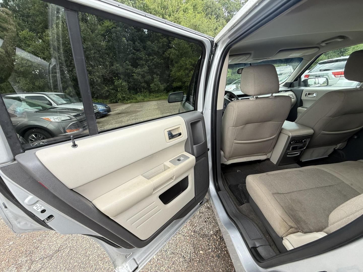 2010 Ford Flex SE FWD (2FMGK5BCXAB) with an 3.5L V6 DOHC 24V engine, 6-Speed Automatic Overdrive transmission, located at 17255 hwy 65 NE, Ham Lake, MN, 55304, 0.000000, 0.000000 - Photo#10