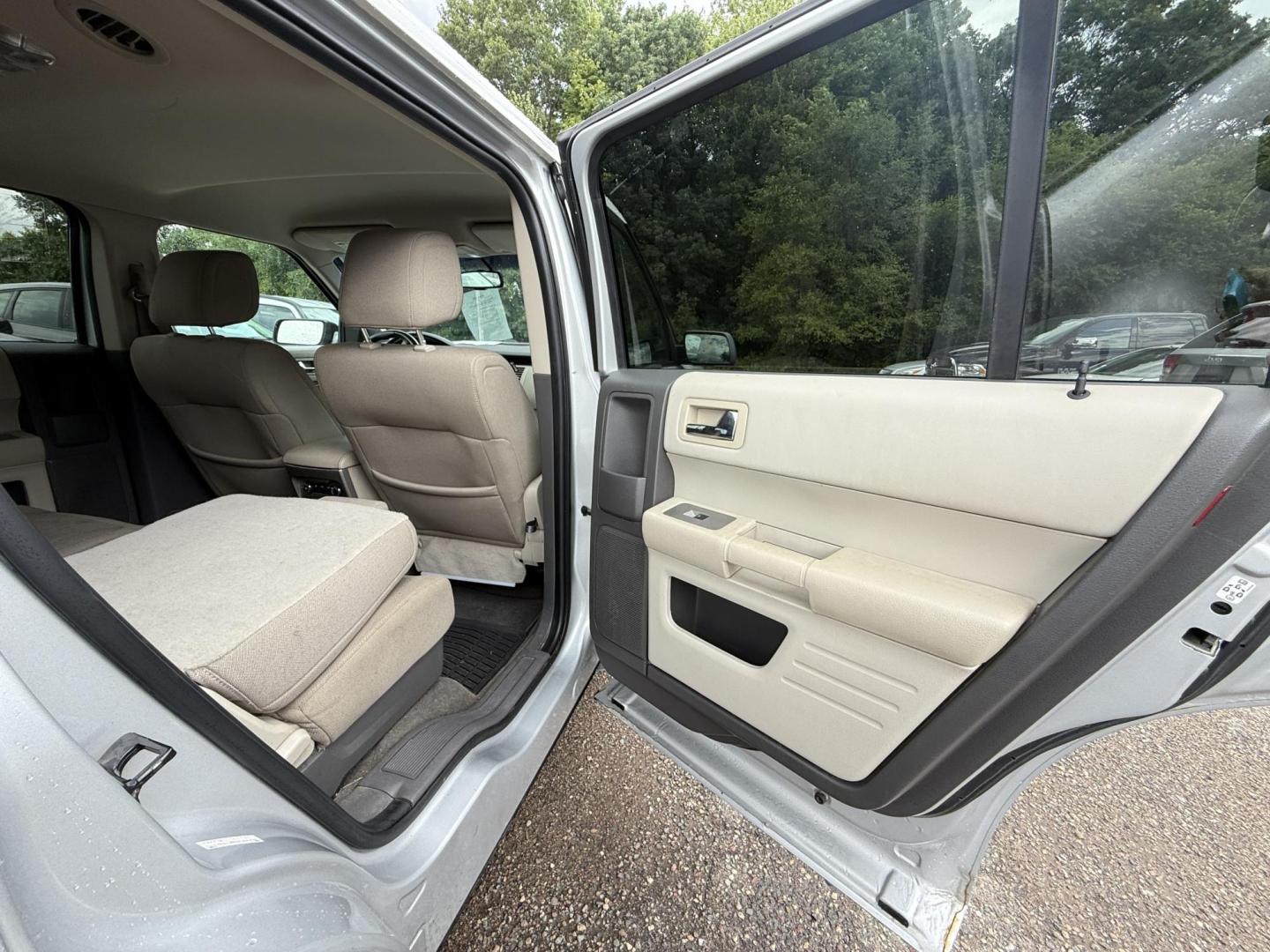 2010 Ford Flex SE FWD (2FMGK5BCXAB) with an 3.5L V6 DOHC 24V engine, 6-Speed Automatic Overdrive transmission, located at 17255 hwy 65 NE, Ham Lake, MN, 55304, 0.000000, 0.000000 - Photo#12