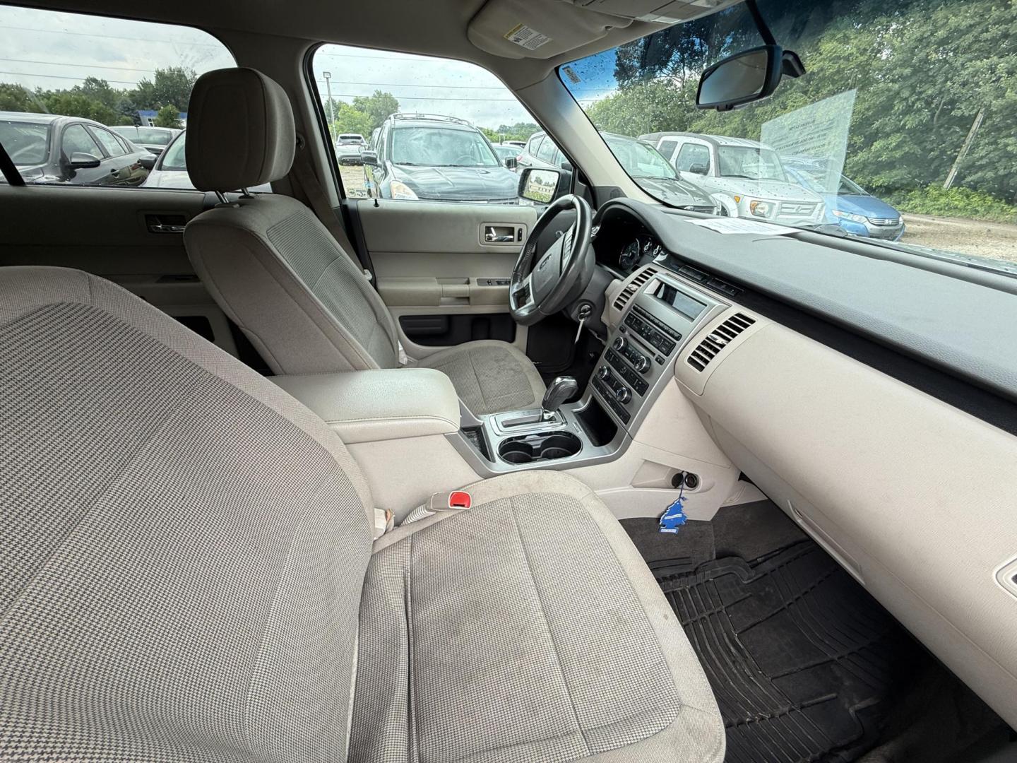 2010 Ford Flex SE FWD (2FMGK5BCXAB) with an 3.5L V6 DOHC 24V engine, 6-Speed Automatic Overdrive transmission, located at 17255 hwy 65 NE, Ham Lake, MN, 55304, 0.000000, 0.000000 - Photo#15