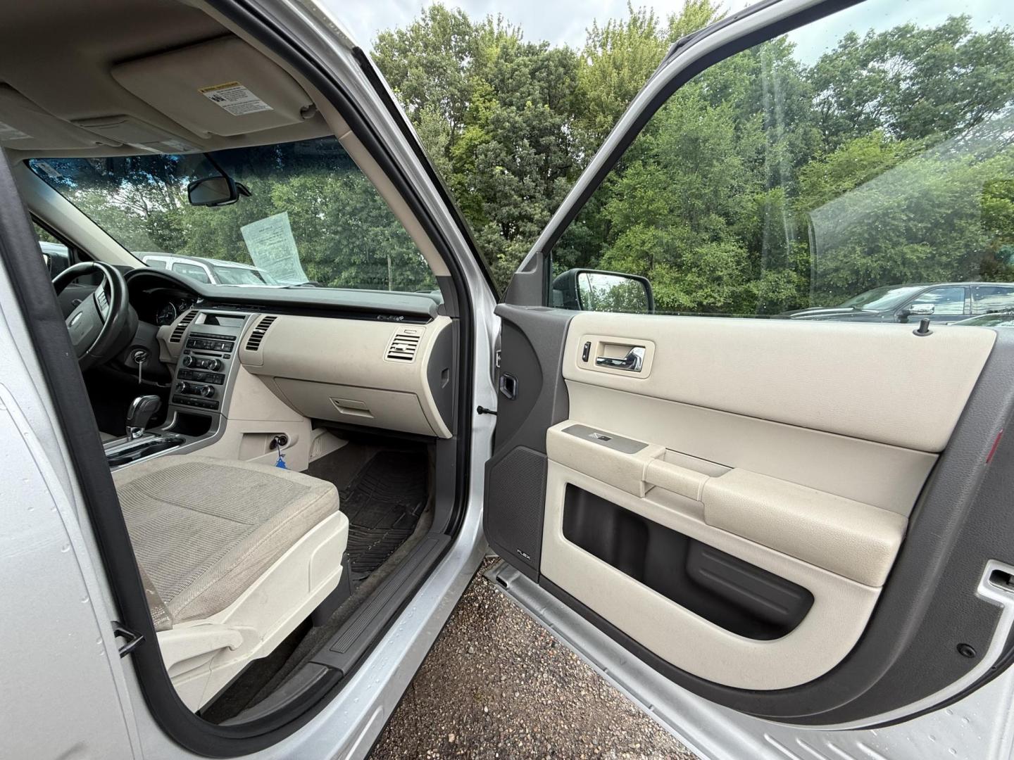 2010 Ford Flex SE FWD (2FMGK5BCXAB) with an 3.5L V6 DOHC 24V engine, 6-Speed Automatic Overdrive transmission, located at 17255 hwy 65 NE, Ham Lake, MN, 55304, 0.000000, 0.000000 - Photo#14