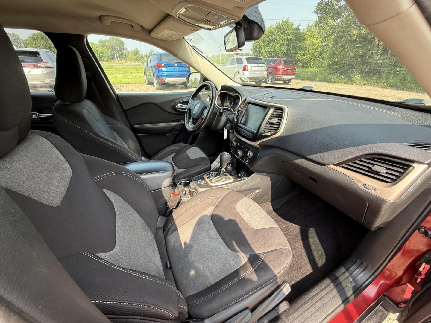 2014 Jeep Cherokee Latitude 4WD (1C4PJMCS1EW) with an 3.2L V6 DOHC 24V engine, 9-Speed Automatic transmission, located at 17255 hwy 65 NE, Ham Lake, MN, 55304, 0.000000, 0.000000 - Photo#15