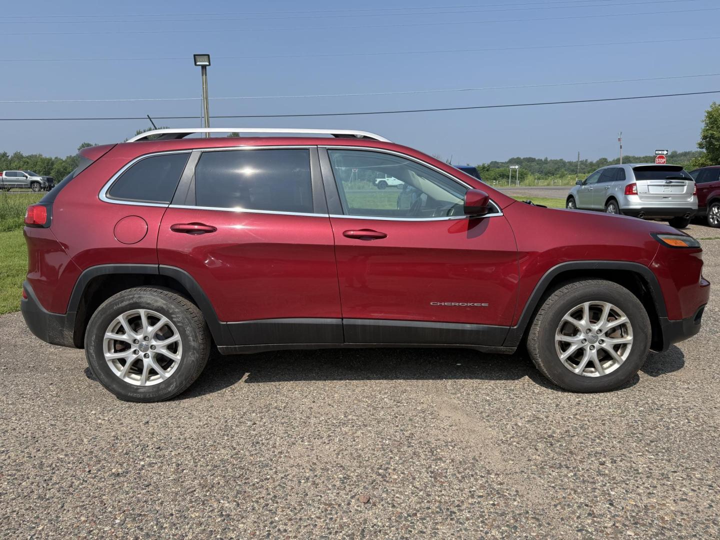 2014 Jeep Cherokee Latitude 4WD (1C4PJMCS1EW) with an 3.2L V6 DOHC 24V engine, 9-Speed Automatic transmission, located at 17255 hwy 65 NE, Ham Lake, MN, 55304, 0.000000, 0.000000 - Photo#5