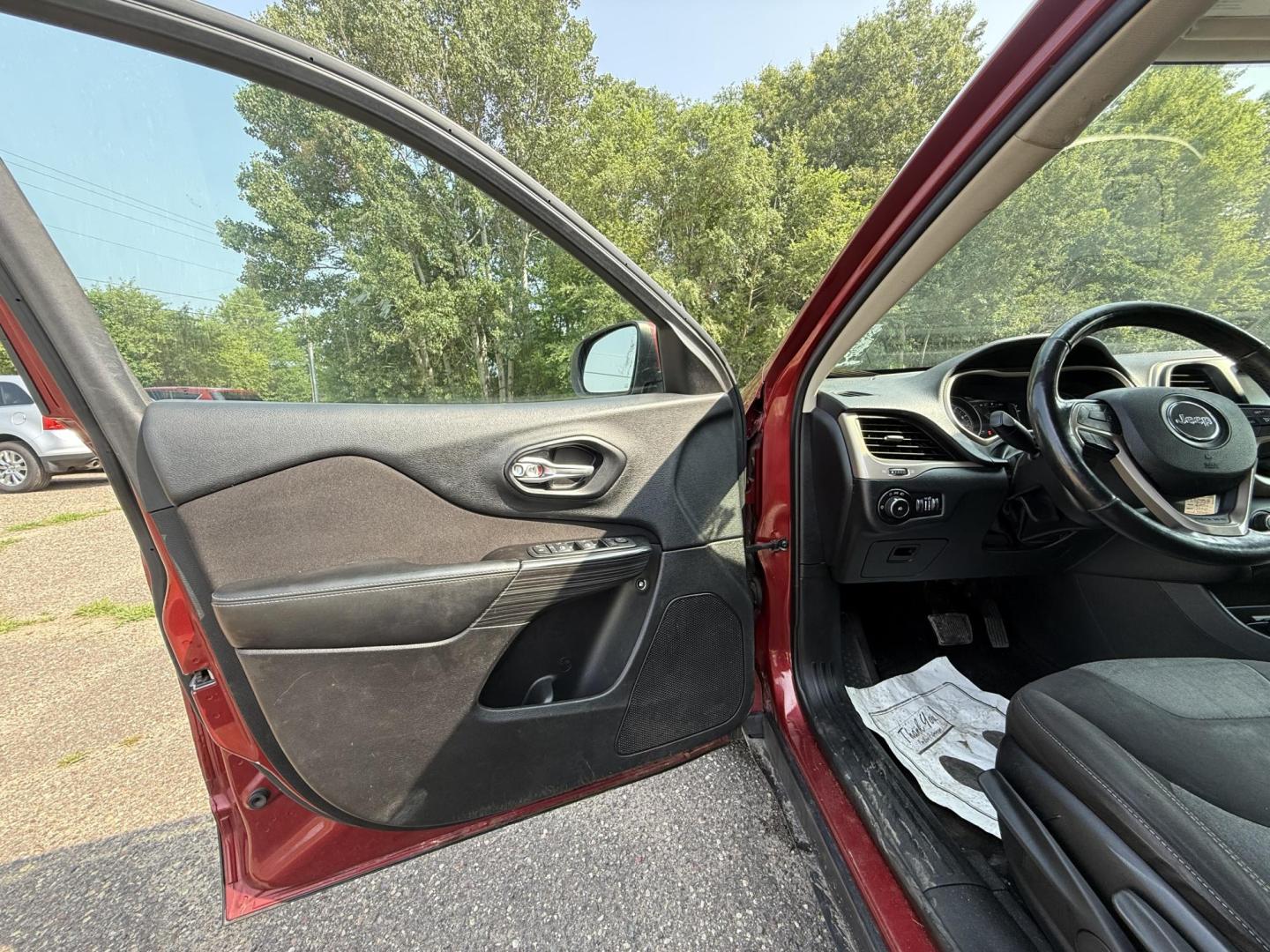 2014 Jeep Cherokee Latitude 4WD (1C4PJMCS1EW) with an 3.2L V6 DOHC 24V engine, 9-Speed Automatic transmission, located at 17255 hwy 65 NE, Ham Lake, MN, 55304, 0.000000, 0.000000 - Photo#8