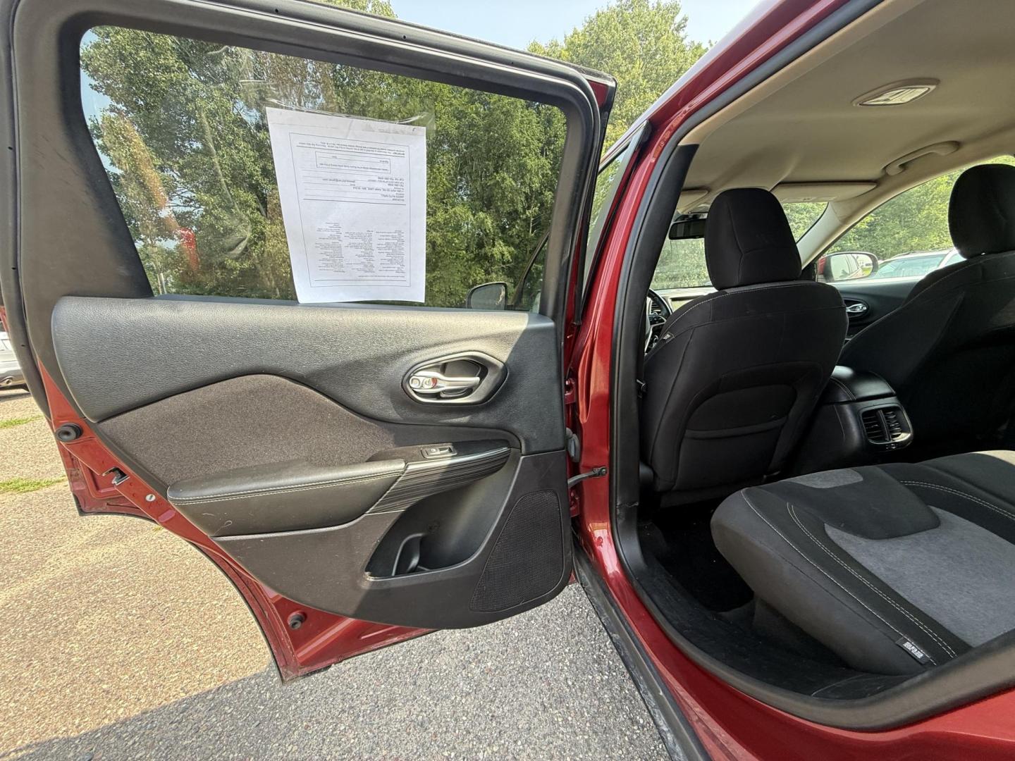 2014 Jeep Cherokee Latitude 4WD (1C4PJMCS1EW) with an 3.2L V6 DOHC 24V engine, 9-Speed Automatic transmission, located at 17255 hwy 65 NE, Ham Lake, MN, 55304, 0.000000, 0.000000 - Photo#10