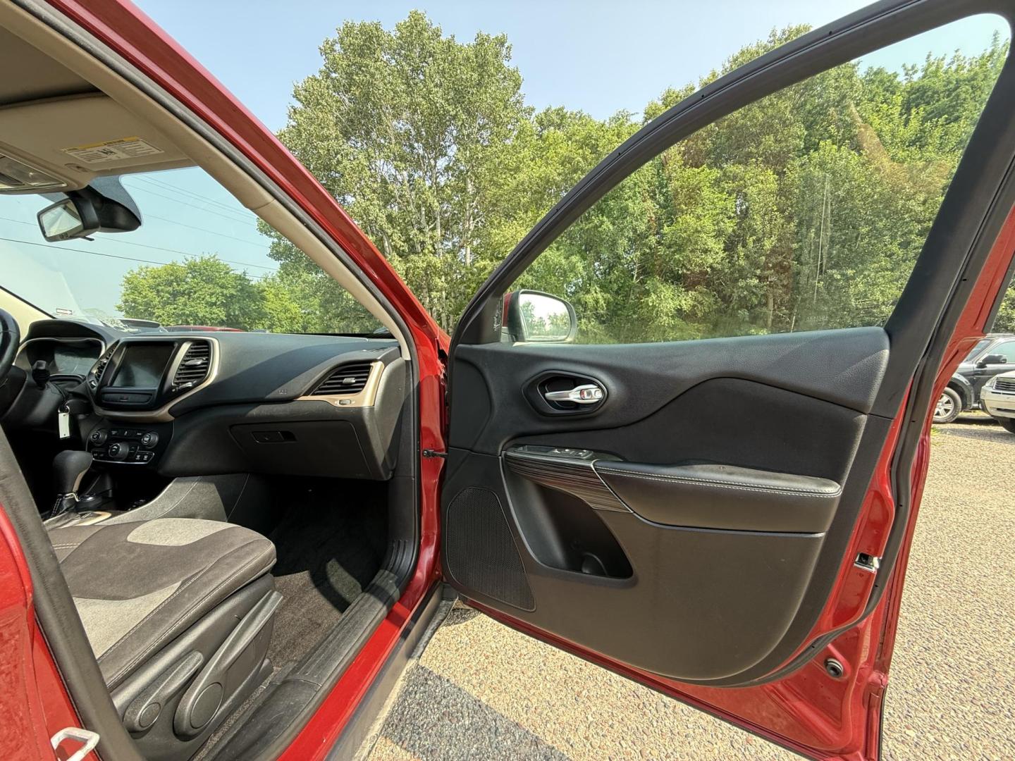 2014 Jeep Cherokee Latitude 4WD (1C4PJMCS1EW) with an 3.2L V6 DOHC 24V engine, 9-Speed Automatic transmission, located at 17255 hwy 65 NE, Ham Lake, MN, 55304, 0.000000, 0.000000 - Photo#14