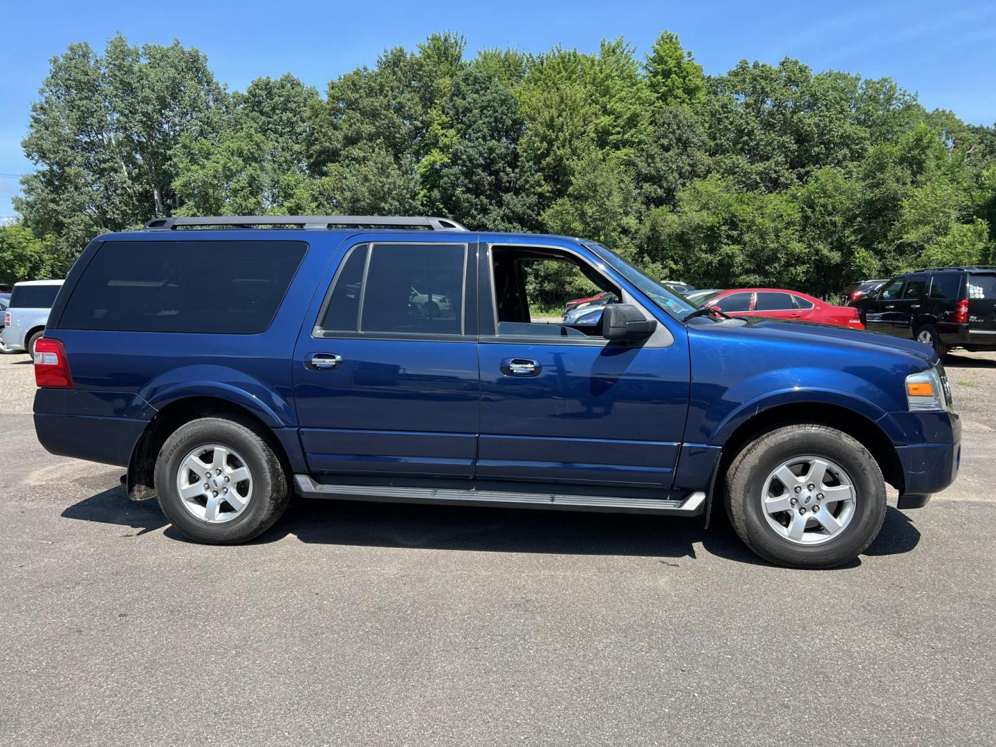 2009 Ford Expedition EL XLT 4WD (1FMFK16589L) with an 5.4L V8 SOHC 16V engine, 6-Speed Automatic transmission, located at 17255 hwy 65 NE, Ham Lake, MN, 55304, 0.000000, 0.000000 - Photo#3