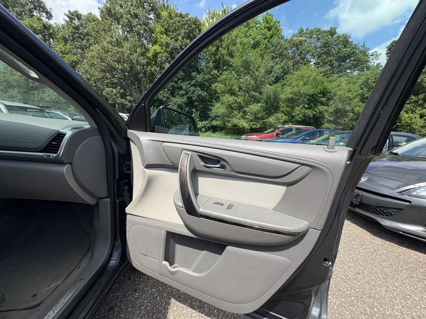 2013 GMC Acadia SLT-1 AWD (1GKKVRKD3DJ) with an 3.6L V6 DOHC 24V engine, 6-Speed Automatic transmission, located at 17255 hwy 65 NE, Ham Lake, MN, 55304, 0.000000, 0.000000 - Photo#15