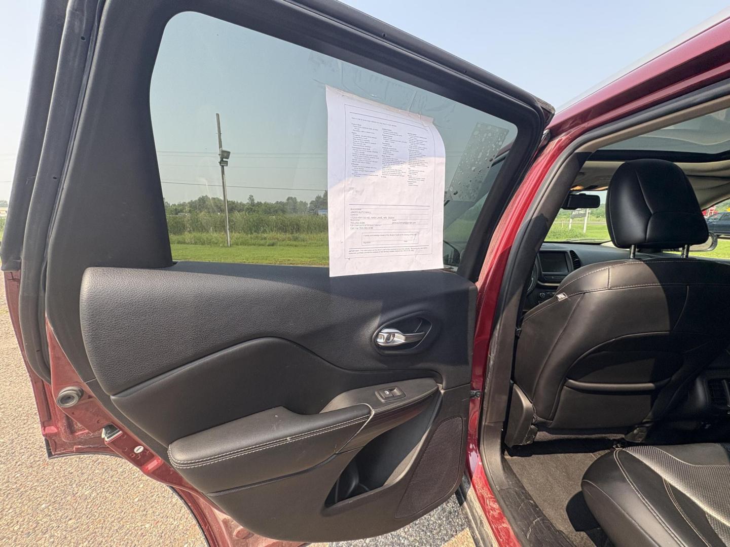 2015 Jeep Cherokee Limited 4WD (1C4PJMDS5FW) with an 3.2L V6 DOHC 24V engine, 9-Speed Automatic transmission, located at 17255 hwy 65 NE, Ham Lake, MN, 55304, 0.000000, 0.000000 - Photo#10