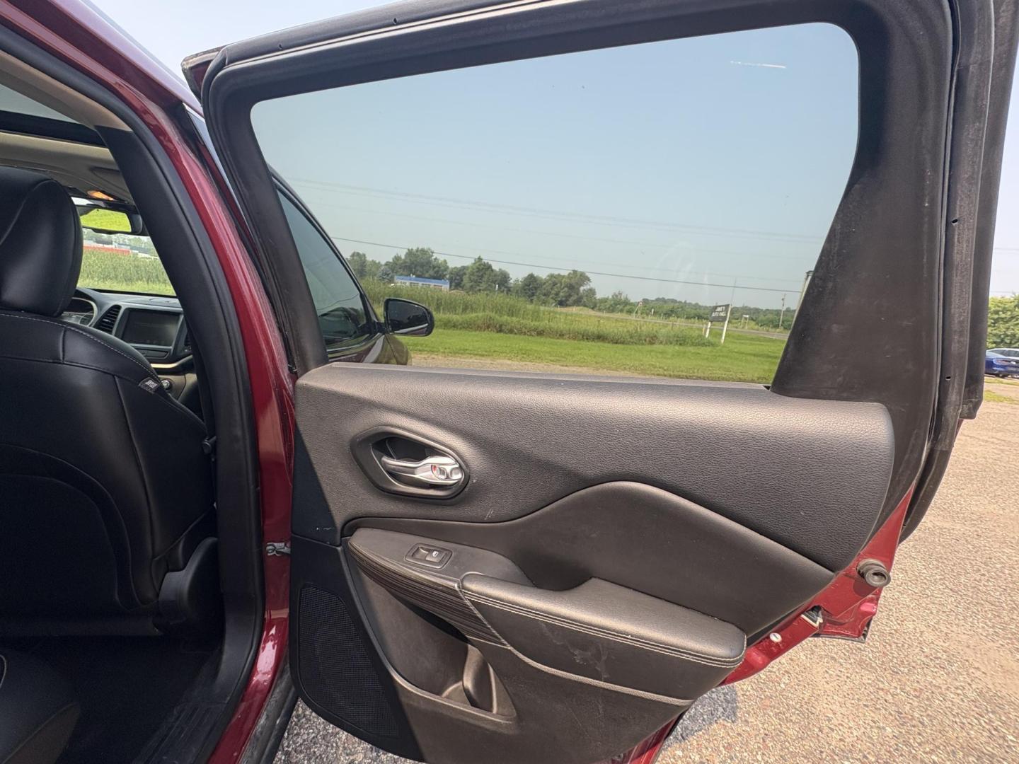 2015 Jeep Cherokee Limited 4WD (1C4PJMDS5FW) with an 3.2L V6 DOHC 24V engine, 9-Speed Automatic transmission, located at 17255 hwy 65 NE, Ham Lake, MN, 55304, 0.000000, 0.000000 - Photo#12