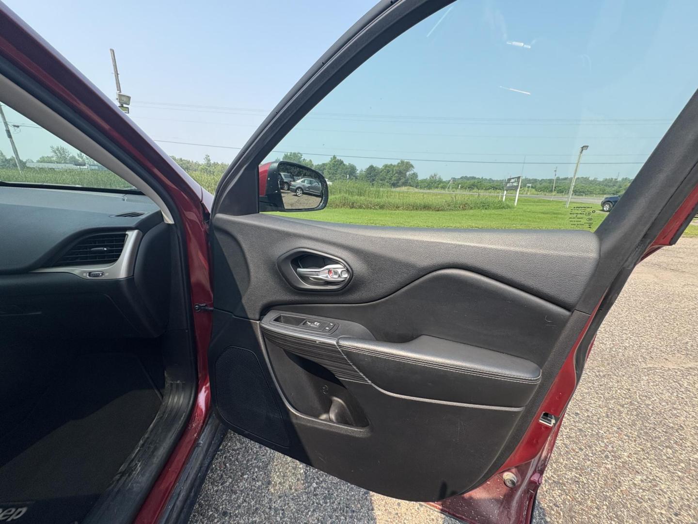 2015 Jeep Cherokee Limited 4WD (1C4PJMDS5FW) with an 3.2L V6 DOHC 24V engine, 9-Speed Automatic transmission, located at 17255 hwy 65 NE, Ham Lake, MN, 55304, 0.000000, 0.000000 - Photo#14