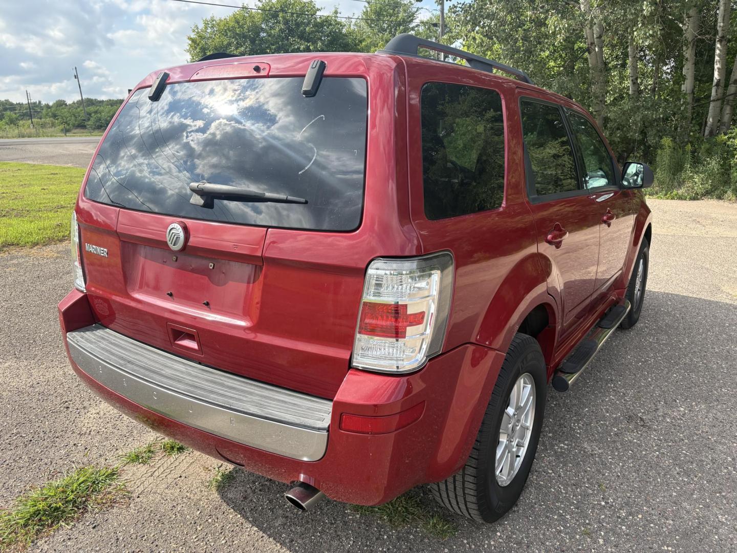 2010 Mercury Mariner I4 2WD (4M2CN8B72AK) with an 2.5L L4 DOHC 16V engine, 6-Speed Automatic transmission, located at 17255 hwy 65 NE, Ham Lake, MN, 55304, 0.000000, 0.000000 - Photo#4