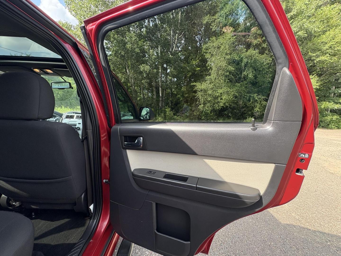 2010 Mercury Mariner I4 2WD (4M2CN8B72AK) with an 2.5L L4 DOHC 16V engine, 6-Speed Automatic transmission, located at 17255 hwy 65 NE, Ham Lake, MN, 55304, 0.000000, 0.000000 - Photo#12