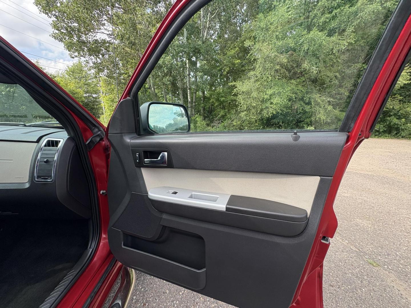 2010 Mercury Mariner I4 2WD (4M2CN8B72AK) with an 2.5L L4 DOHC 16V engine, 6-Speed Automatic transmission, located at 17255 hwy 65 NE, Ham Lake, MN, 55304, 0.000000, 0.000000 - Photo#14