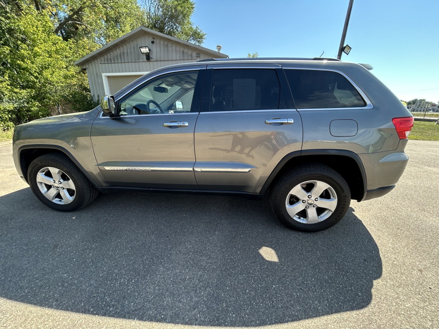 2012 Jeep Grand Cherokee Laredo 4WD (1C4RJFAT8CC) with an 5.7L V8 OHV 16V engine, 5-Speed Automatic transmission, located at 17255 hwy 65 NE, Ham Lake, MN, 55304, 0.000000, 0.000000- Photo#6