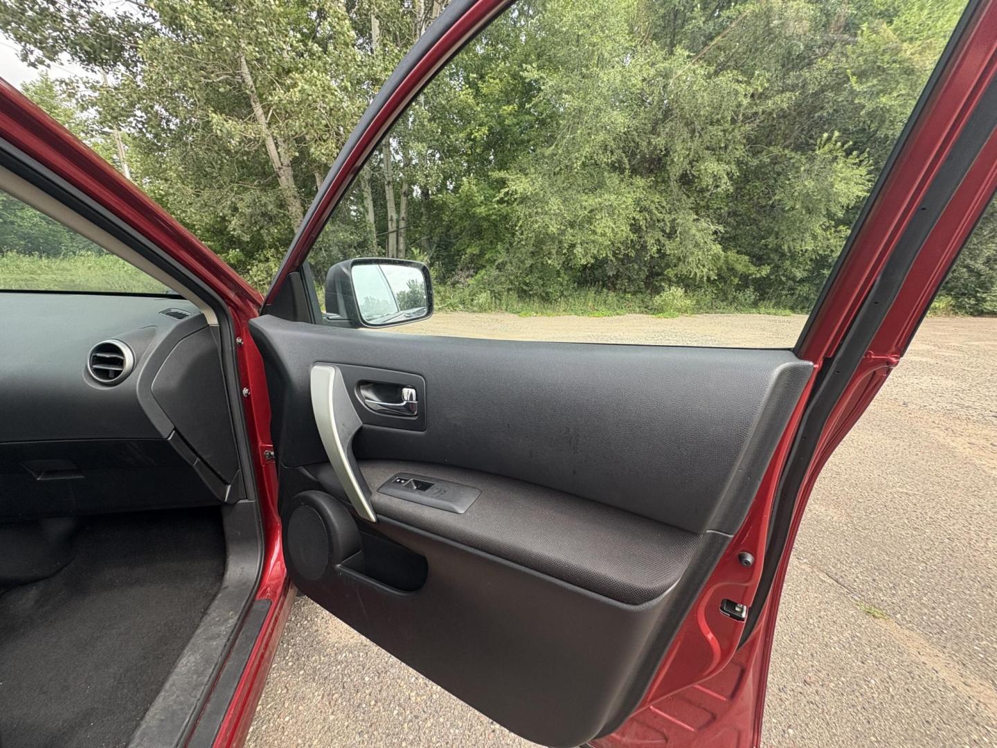 2014 Nissan Rogue S AWD (JN8AS5MV7EW) with an 2.5L L4 DOHC 16V engine, Continuously Variable Transmission transmission, located at 17255 hwy 65 NE, Ham Lake, MN, 55304, 0.000000, 0.000000 - Photo#14