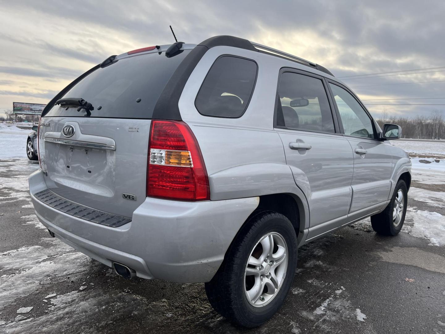 2008 Kia Sportage EX V6 4WD (KNDJE723687) with an 2.7L V6 DOHC 24V engine, 4-Speed Automatic Overdrive transmission, located at 17255 hwy 65 NE, Ham Lake, MN, 55304, 0.000000, 0.000000 - Photo#4
