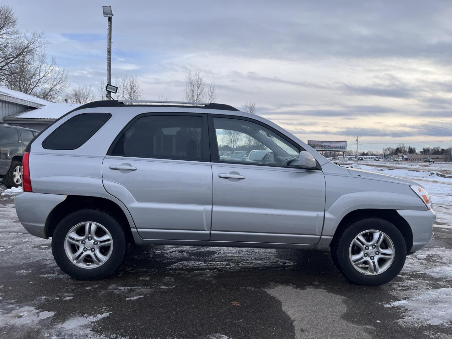 2008 Kia Sportage EX V6 4WD (KNDJE723687) with an 2.7L V6 DOHC 24V engine, 4-Speed Automatic Overdrive transmission, located at 17255 hwy 65 NE, Ham Lake, MN, 55304, 0.000000, 0.000000 - Photo#5
