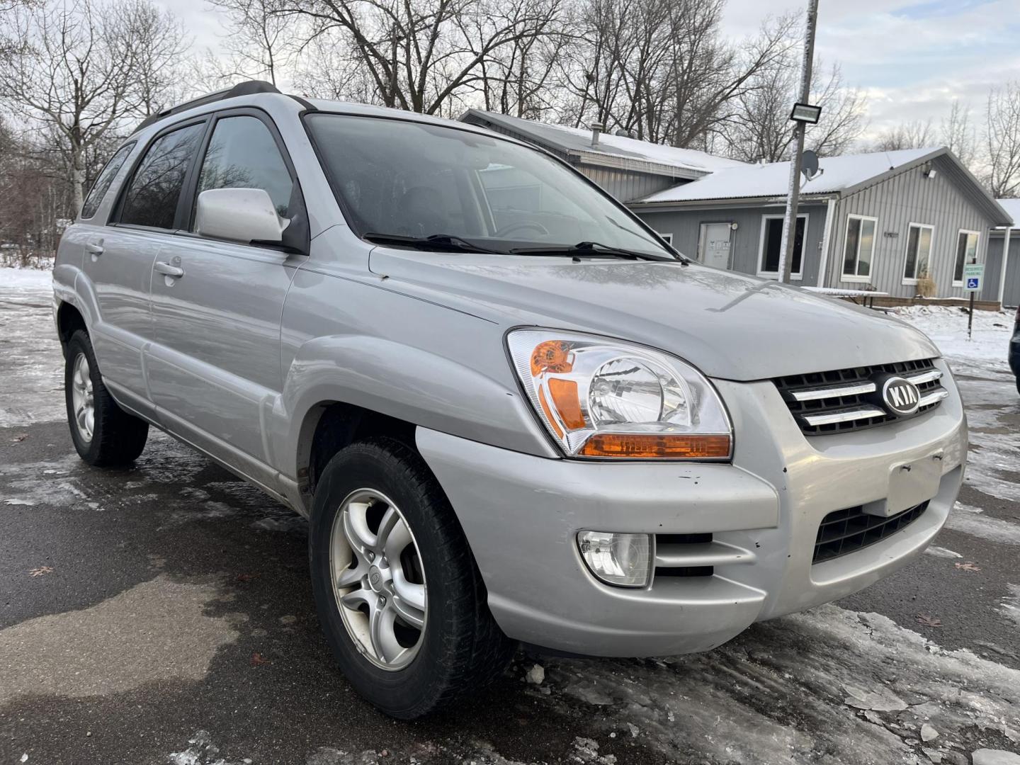 2008 Kia Sportage EX V6 4WD (KNDJE723687) with an 2.7L V6 DOHC 24V engine, 4-Speed Automatic Overdrive transmission, located at 17255 hwy 65 NE, Ham Lake, MN, 55304, 0.000000, 0.000000 - Photo#6