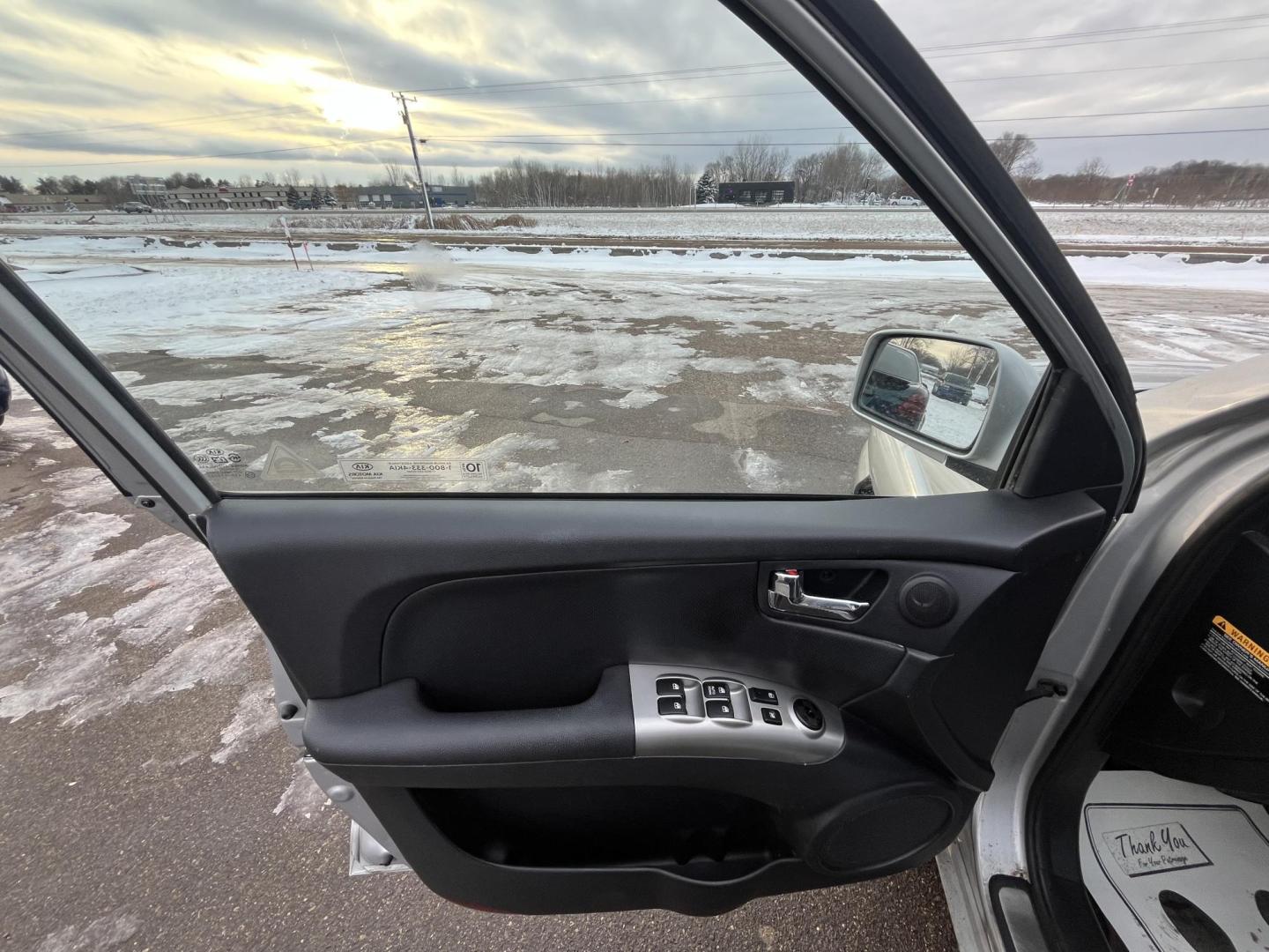2008 Kia Sportage EX V6 4WD (KNDJE723687) with an 2.7L V6 DOHC 24V engine, 4-Speed Automatic Overdrive transmission, located at 17255 hwy 65 NE, Ham Lake, MN, 55304, 0.000000, 0.000000 - Photo#8