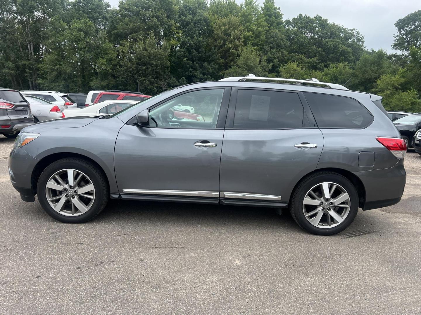 2015 Nissan Pathfinder SL 4WD (5N1AR2MM9FC) with an 3.5L V6 DOHC 24V engine, Continuously Variable Transmission transmission, located at 17255 hwy 65 NE, Ham Lake, MN, 55304, 0.000000, 0.000000 - Photo#1