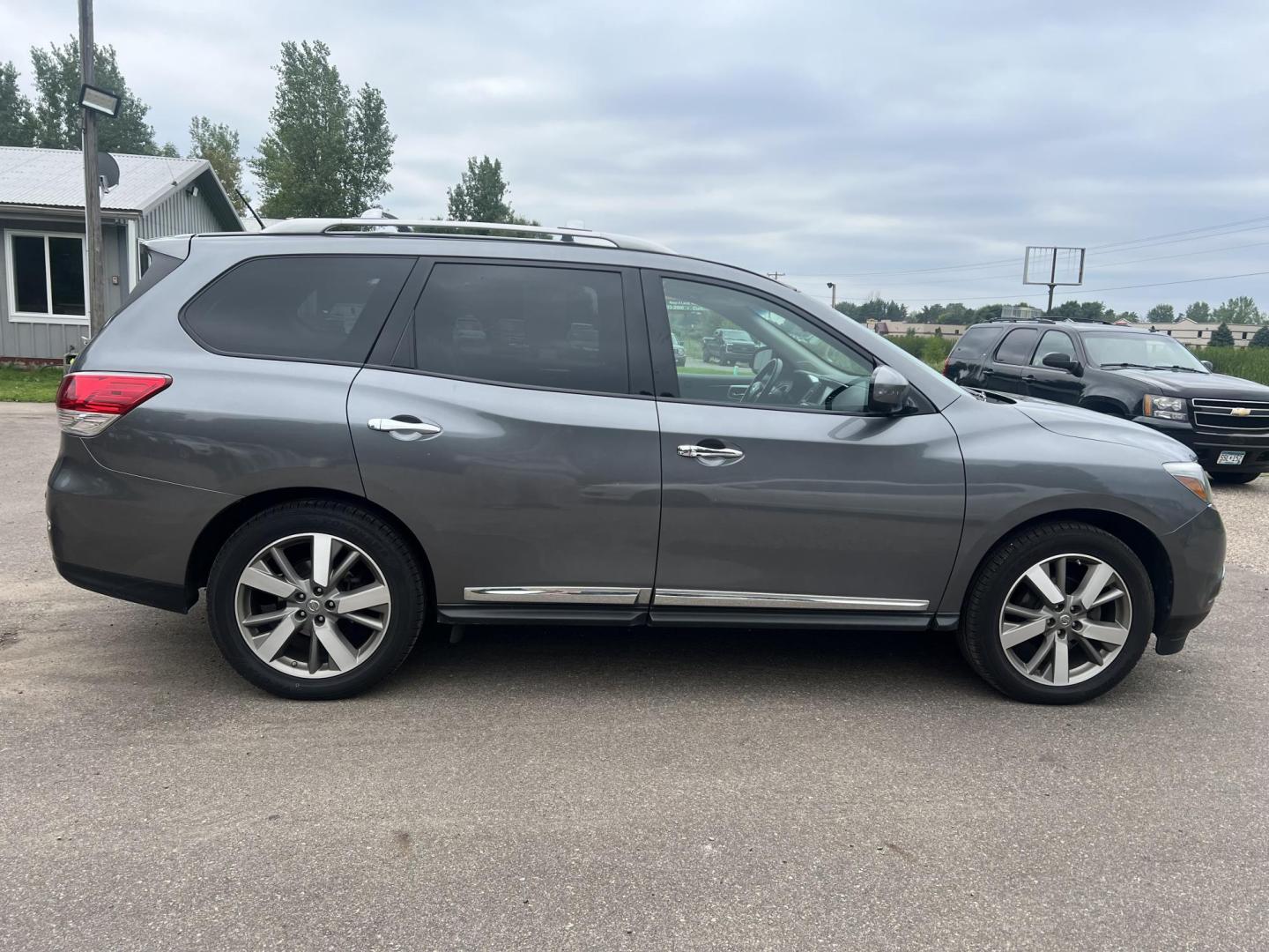 2015 Nissan Pathfinder SL 4WD (5N1AR2MM9FC) with an 3.5L V6 DOHC 24V engine, Continuously Variable Transmission transmission, located at 17255 hwy 65 NE, Ham Lake, MN, 55304, 0.000000, 0.000000 - Photo#5