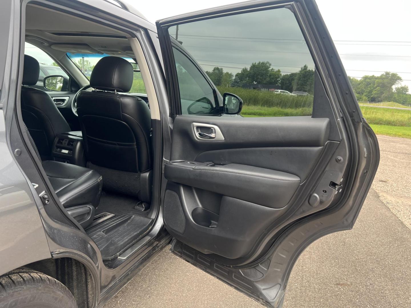 2015 Nissan Pathfinder SL 4WD (5N1AR2MM9FC) with an 3.5L V6 DOHC 24V engine, Continuously Variable Transmission transmission, located at 17255 hwy 65 NE, Ham Lake, MN, 55304, 0.000000, 0.000000 - Photo#13