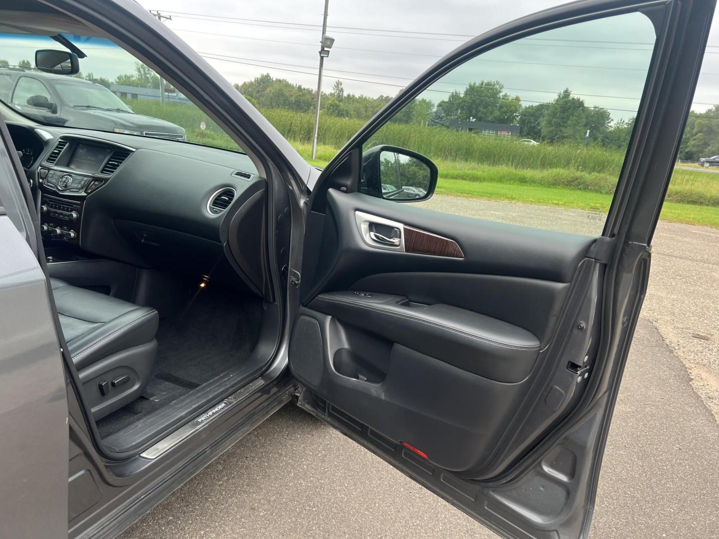 2015 Nissan Pathfinder SL 4WD (5N1AR2MM9FC) with an 3.5L V6 DOHC 24V engine, Continuously Variable Transmission transmission, located at 17255 hwy 65 NE, Ham Lake, MN, 55304, 0.000000, 0.000000 - Photo#15