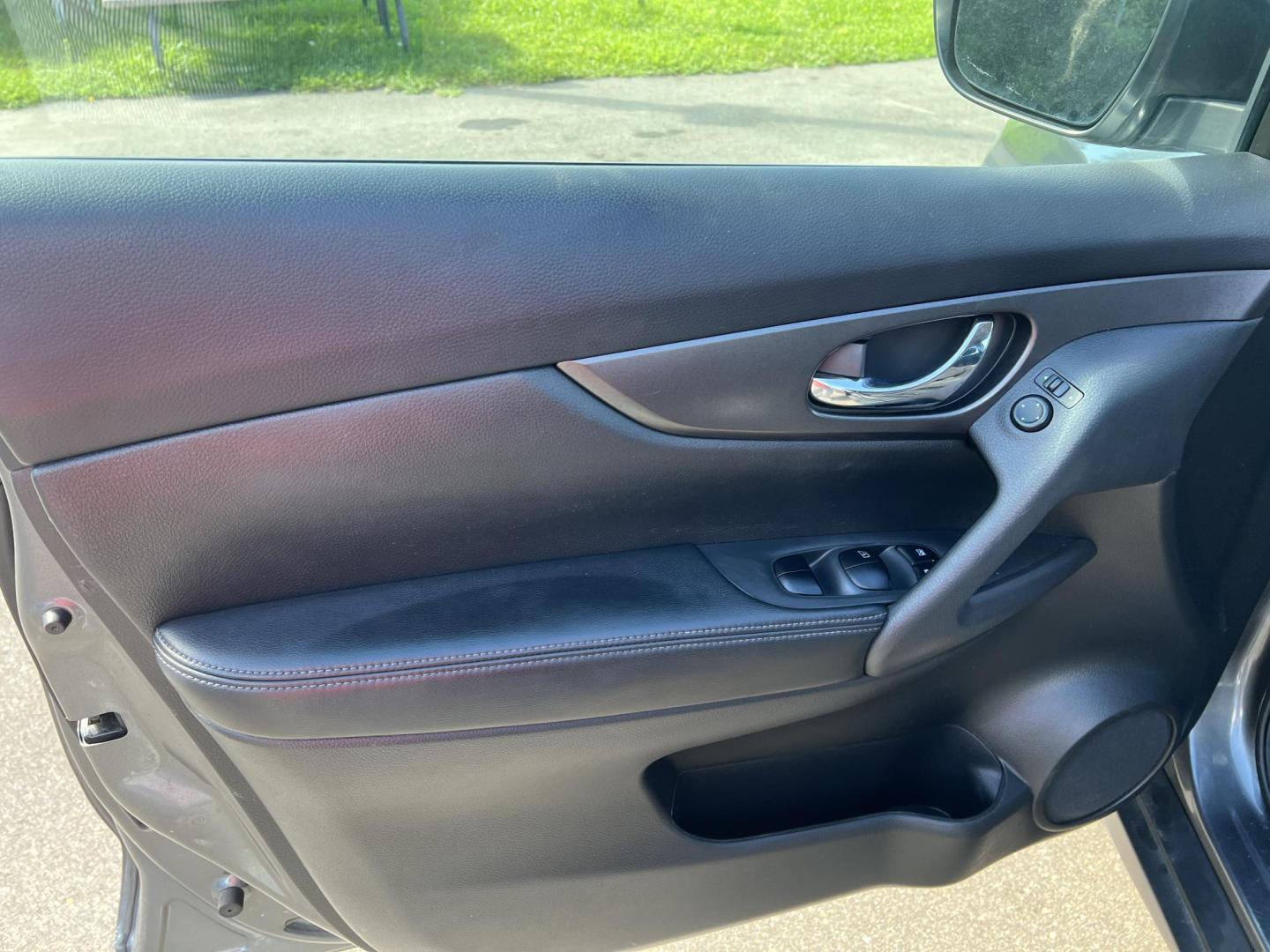 2016 Nissan Rogue S AWD (5N1AT2MV0GC) with an 2.5L L4 DOHC 16V engine, CVT transmission, located at 17255 hwy 65 NE, Ham Lake, MN, 55304, 0.000000, 0.000000 - Photo#8